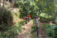 Wujudkan Lingkungan Bersih, Babinsa Koramil 2201/Cisolok Laksanakan Kerja Bakti Pembersihan Jalan