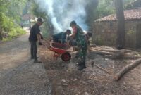 Babinsa Mekar Asih Koramil 2202/Palabuhanratu Bantu Warga Laksanakan Kerja Bakti Pengaspalan Jalan