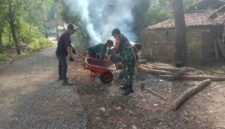 Babinsa Mekar Asih Koramil 2202/Palabuhanratu Bantu Warga Laksanakan Kerja Bakti Pengaspalan Jalan