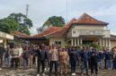 Panwaslu Kecamatan Sukaraja Bersama Satpol PP dan TNI/Polri Tertibkan APK di Masa Tenang Pilkada 2024