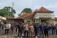 Panwaslu Kecamatan Sukaraja Bersama Satpol PP dan TNI/Polri Tertibkan APK di Masa Tenang Pilkada 2024