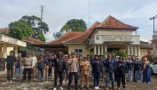 Panwaslu Kecamatan Sukaraja Bersama Satpol PP dan TNI/Polri Tertibkan APK di Masa Tenang Pilkada 2024