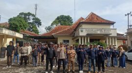 Panwaslu Kecamatan Sukaraja Bersama Satpol PP dan TNI/Polri Tertibkan APK di Masa Tenang Pilkada 2024