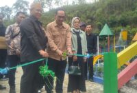 Setda Ade lakukan gunting pita dalam acara Peresmian Waterpark Green Forest Jajaway Palabuhanratu