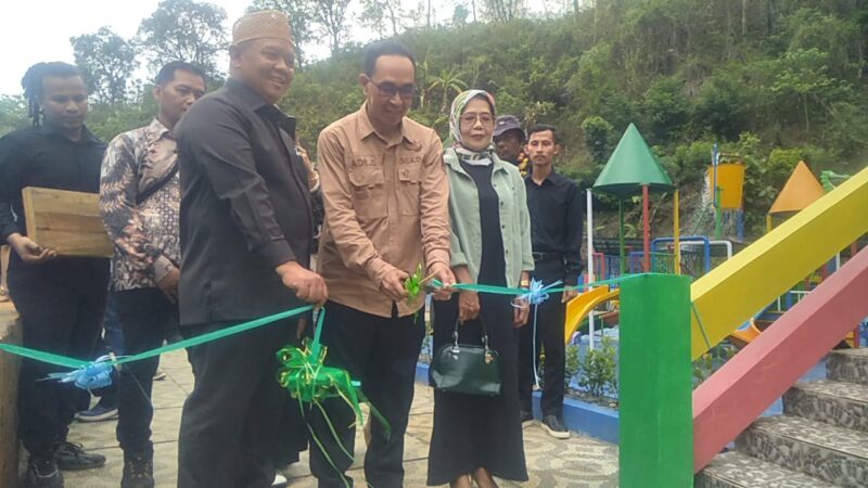 Setda Ade lakukan gunting pita dalam acara Peresmian Waterpark Green Forest Jajaway Palabuhanratu