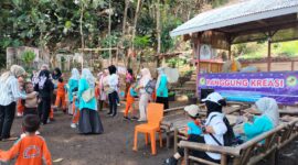 Siswa PAUD Tunas Bahari Antusias Belajar di Taman Wisata Madu Trigona, Cisolok