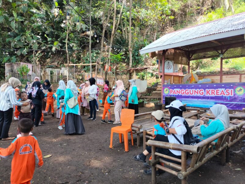 Siswa PAUD Tunas Bahari Antusias Belajar di Taman Wisata Madu Trigona, Cisolok