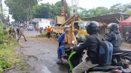 Antisipasi Musim Hujan, Disperkim Sukabumi Tebang Pohon Berisiko di Cikakak