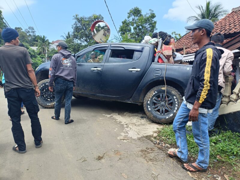 Diduga Rem Blong, Minibus Pengangkut Pekerja Hantam Rumah Warga di Sukabumi