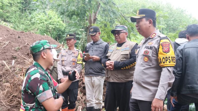 Tanah Longsor di Desa Loji, Bupati Sukabumi Tinjau Lokasi Bencana