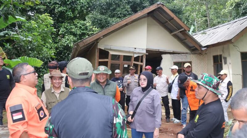 Bupati Sukabumi Tinjau Lokasi Pergerakan Tanah, 121 Jiwa Terdampak