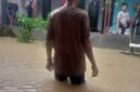 Banjir Rendam Kampung Cipatuguran, Warga Bangun Tanggul Darurat