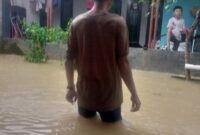 Banjir Rendam Kampung Cipatuguran, Warga Bangun Tanggul Darurat