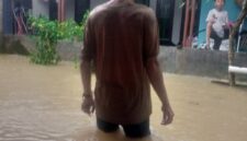 Banjir Rendam Kampung Cipatuguran, Warga Bangun Tanggul Darurat