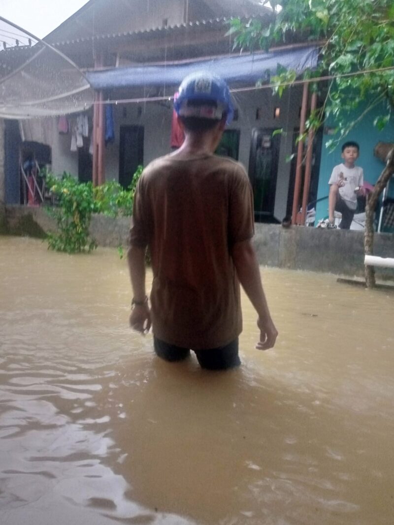 Banjir Rendam Kampung Cipatuguran, Warga Bangun Tanggul Darurat