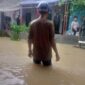 Banjir Rendam Kampung Cipatuguran, Warga Bangun Tanggul Darurat