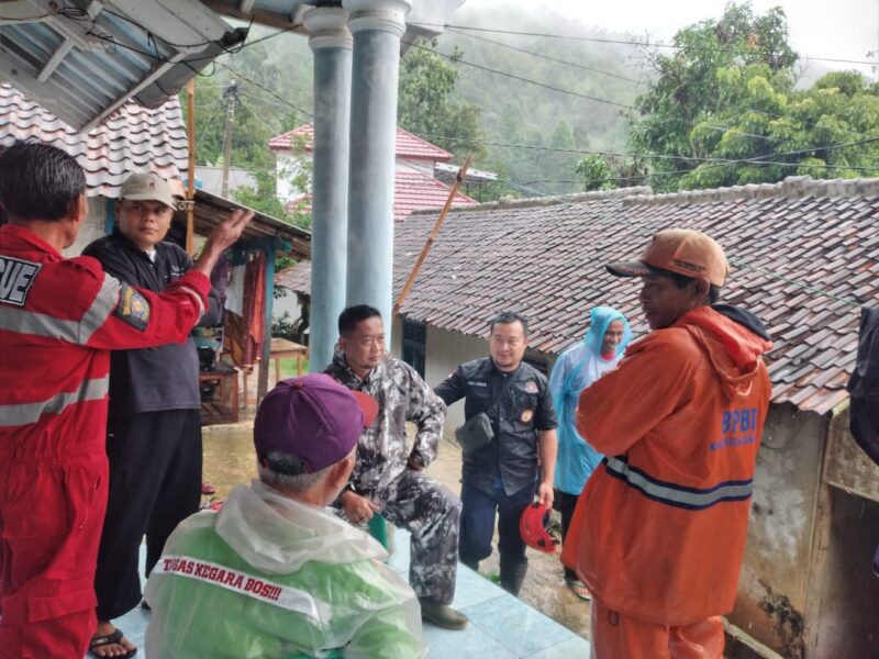 Dua Rumah Warga Rusak Tertimpa Pohon, Pemdes Cibodas Bergerak Cepat Evakuasi dan Perbaikan