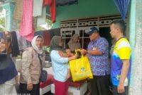 BKKBN dan DPPKB Kabupaten Sukabumi beri 55 paket sembako bagi ibu hamil dan Baduta korban longsor dan banjir di Kecamatan Sagaranten.