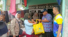 BKKBN dan DPPKB Kabupaten Sukabumi beri 55 paket sembako bagi ibu hamil dan Baduta korban longsor dan banjir di Kecamatan Sagaranten.