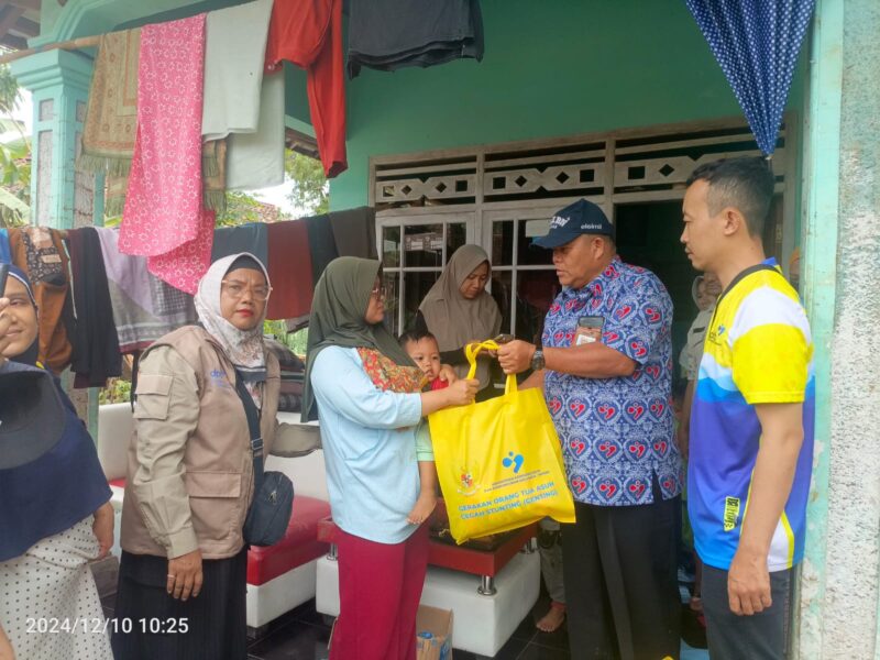 BKKBN dan DPPKB Kabupaten Sukabumi beri 55 paket sembako bagi ibu hamil dan Baduta korban longsor dan banjir di Kecamatan Sagaranten.