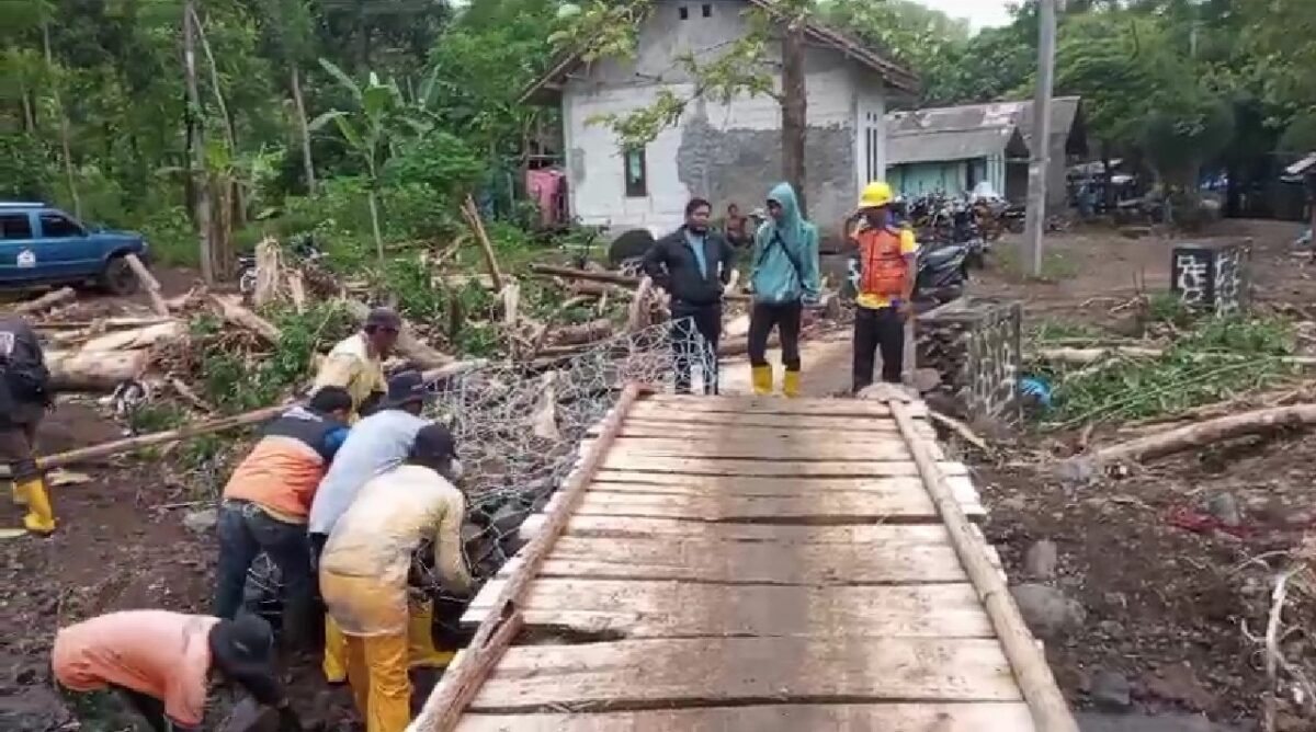 Bencana Longsor di Sukabumi, Akses Jalan Terputus, Warga dan Anggota DPRD Bangun Jalur Alternatif