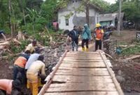 Bencana Longsor di Sukabumi, Akses Jalan Terputus, Warga dan Anggota DPRD Bangun Jalur Alternatif