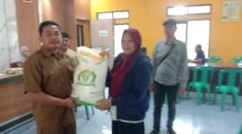 Pemdes Cikelat Salurkan Bantuan Beras 10 Kg untuk 776 KPM