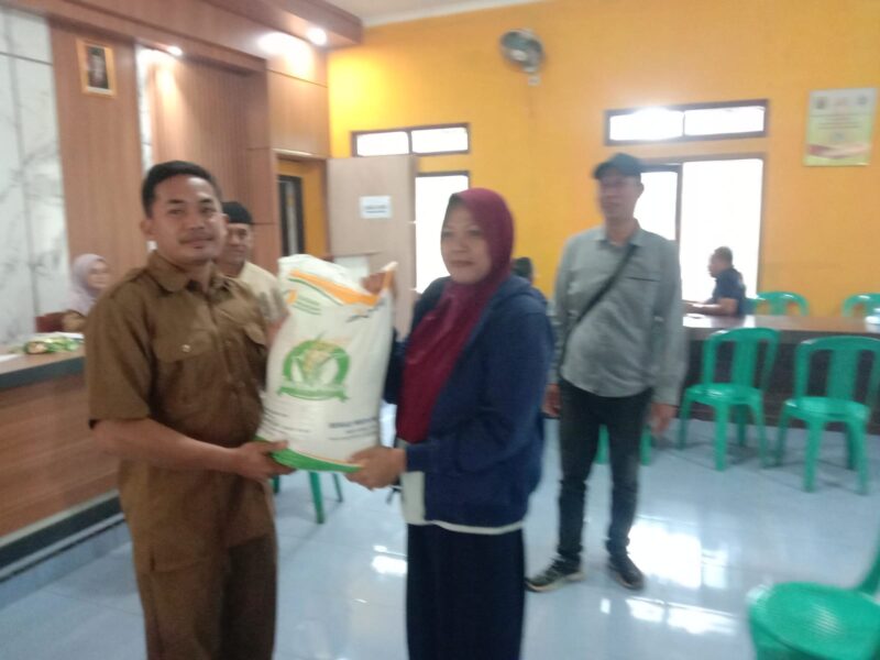 Pemdes Cikelat Salurkan Bantuan Beras 10 Kg untuk 776 KPM