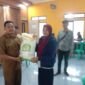 Pemdes Cikelat Salurkan Bantuan Beras 10 Kg untuk 776 KPM