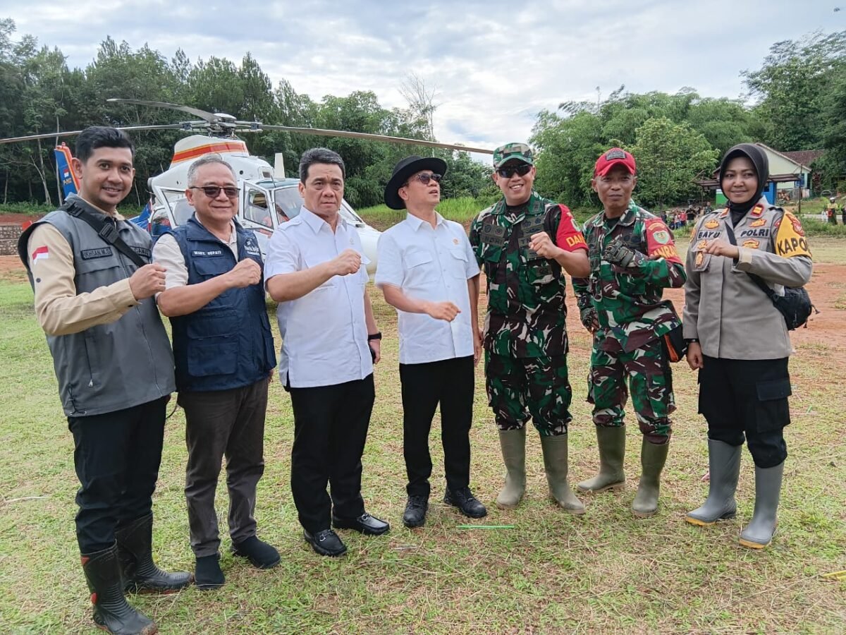 Dandim 0622 Dampingi Menteri PDT Tinjau Lokasi Bencana Pergerakan Tanah di Sukabumi