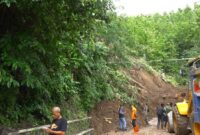 Jalan Nasional Bagbagan di Simpenan kembali bisa dilalui dengan sistem buka tutup usai longsor susulan akibat hujan deras yang mengguyur tanpa henti. Pengendara diimbau tetap waspada mengingat cuaca yang belum membaik.