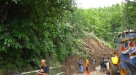 Jalan Nasional Bagbagan di Simpenan kembali bisa dilalui dengan sistem buka tutup usai longsor susulan akibat hujan deras yang mengguyur tanpa henti. Pengendara diimbau tetap waspada mengingat cuaca yang belum membaik.