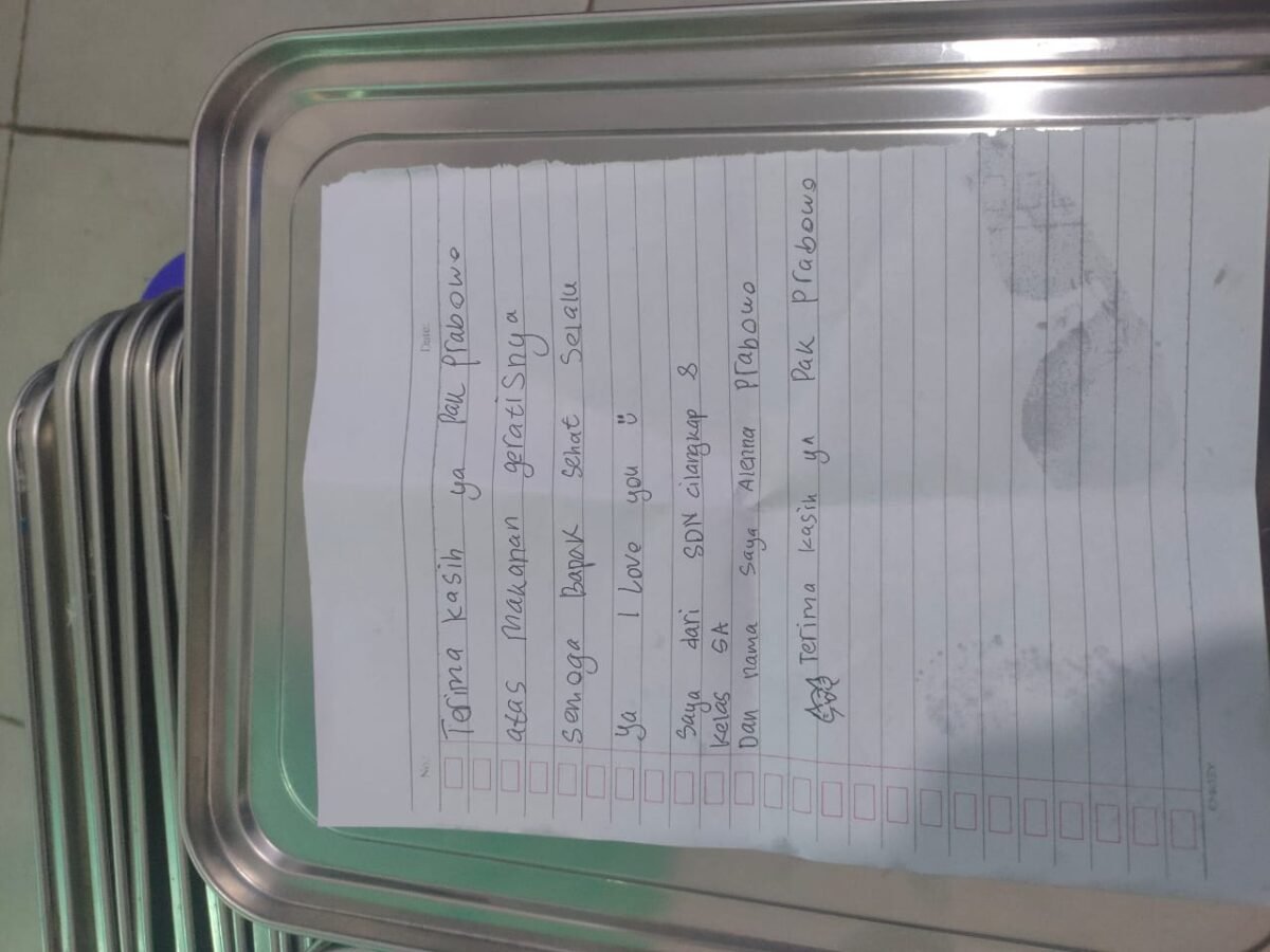 Siswa SD di Depok Tinggalkan Pesan Haru untuk Prabowo di Wadah Makan Bergizi Gratis. | Foto: Tim Media Presiden Prabowo