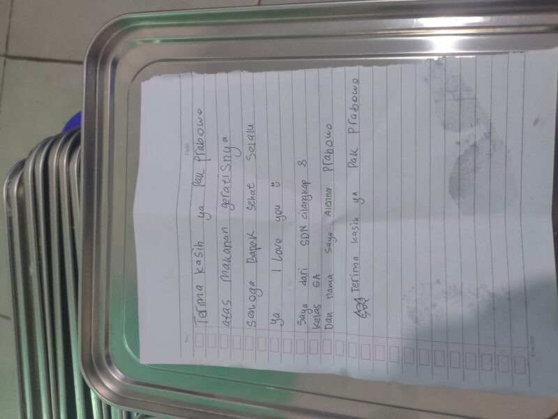 Siswa SD di Depok Tinggalkan Pesan Haru untuk Prabowo di Wadah Makan Bergizi Gratis. | Foto: Tim Media Presiden Prabowo