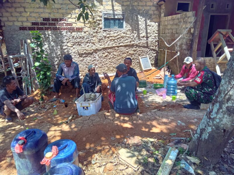 Babinsa Sidamulya Koramil 2215/Ciemas Laksanakan Giat Komsos Dengan Masyarakat Desa