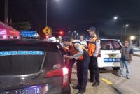 Petugas gabungan di Kabupaten Sukabumi menggelar razia angkutan liar di Jalan Raya Sukabumi-Bogor. Operasi ini berhasil mengamankan empat kendaraan travel gelap yang dinilai mengganggu operasional angkutan umum resmi. Penertiban ini dilakukan untuk menciptakan transportasi yang lebih aman, tertib, dan legal.