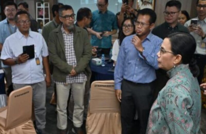 Menkeu Sri Mulyani kunjungi KPP untuk dengar langsung masukan terkait kendala Coretax. Pemerintah terus berupaya memperbaiki sistem demi layanan pajak yang lebih baik. | Instagram.com/smindrawati