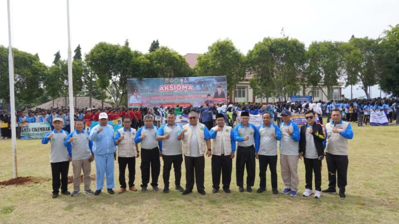 Bupati Sukabumi, H. Marwan Hamami, resmi membuka Ajang Kompetisi Seni dan Olahraga Madrasah (AKSIOMA) 2025 di Pondok Pesantren Modern Assalam Putri, Warungkiara.