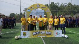 Bupati Sukabumi, H. Marwan Hamami, secara resmi membuka Bupati Cup 2025 Assalam Tournament Mini Soccer di Pondok Modern Assalam Putra.