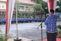 Bupati Sukabumi H. Marwan Hamami memimpin upacara bendera terakhirnya sebelum purna tugas di Halaman Kantor Sekretariat, Palabuhanratu.