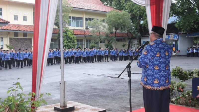 Bupati Sukabumi H. Marwan Hamami memimpin upacara bendera terakhirnya sebelum purna tugas di Halaman Kantor Sekretariat, Palabuhanratu.