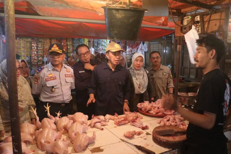 Sekda Kabupaten Sukabumi, H. Ade Suryaman, melakukan sidak ke Pasar Cisaat untuk memastikan harga kebutuhan pokok tetap stabil.