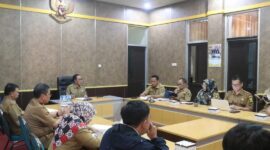 Pemkab Sukabumi menggelar rapat koordinasi untuk memantau stok, pasokan, dan harga pangan menjelang Ramadan. Sekda Sukabumi,