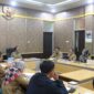 Pemkab Sukabumi menggelar rapat koordinasi untuk memantau stok, pasokan, dan harga pangan menjelang Ramadan. Sekda Sukabumi,