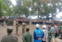 Satpol PP Kabupaten Sukabumi menerjunkan 75 personel untuk menertibkan dan membongkar bangunan di kawasan TWA Sukawayana.