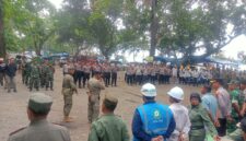 Satpol PP Kabupaten Sukabumi menerjunkan 75 personel untuk menertibkan dan membongkar bangunan di kawasan TWA Sukawayana.