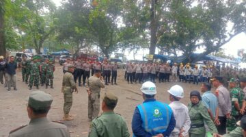 Satpol PP Kabupaten Sukabumi menerjunkan 75 personel untuk menertibkan dan membongkar bangunan di kawasan TWA Sukawayana.