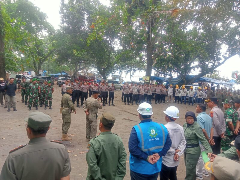 Satpol PP Kabupaten Sukabumi menerjunkan 75 personel untuk menertibkan dan membongkar bangunan di kawasan TWA Sukawayana.