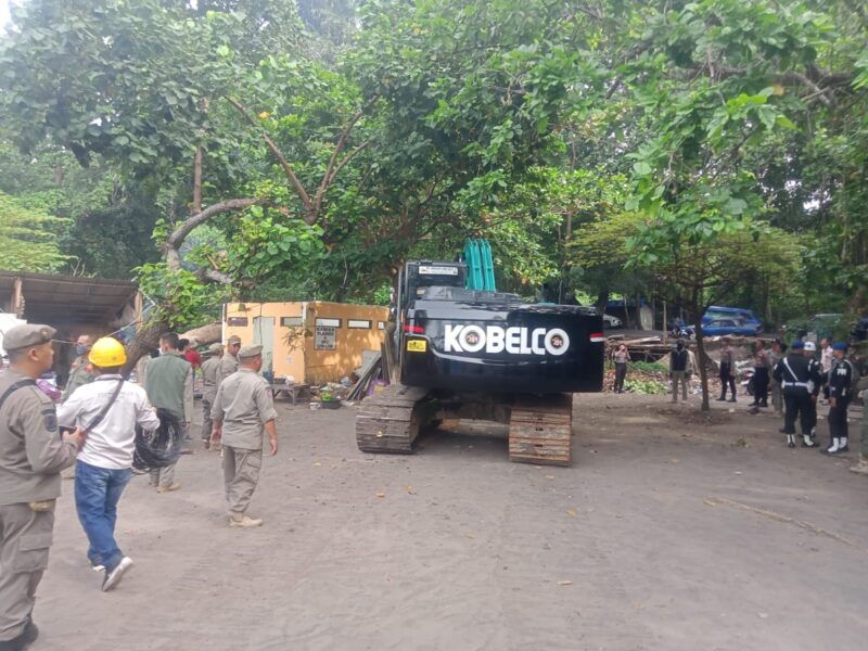 Tim Terpadu menertibkan bangunan di kawasan konservasi TWA Sukawayana sebagai bagian dari upaya pelestarian lingkungan. Eksekusi dilakukan sesuai prosedur, dengan harapan kawasan ini dapat dikelola lebih baik untuk keberlanjutan wisata alam.