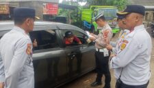 Satlantas Polres Sukabumi bersama Dinas Perhubungan menggelar razia taksi gelap di Palabuhanratu. Kendaraan tanpa izin yang terjaring langsung diamankan sebagai bentuk penegakan hukum.